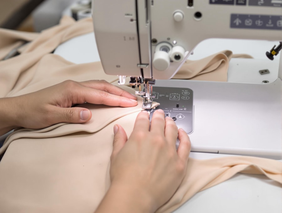 Het naaien van een shapewear-sample op een industriële naaimachine