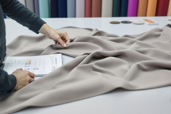 Handmatige inspectie van een elastisch shapewearmateriaal